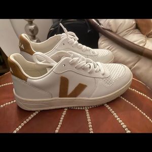 Veja V-10 Extra White/Camel Sneaker